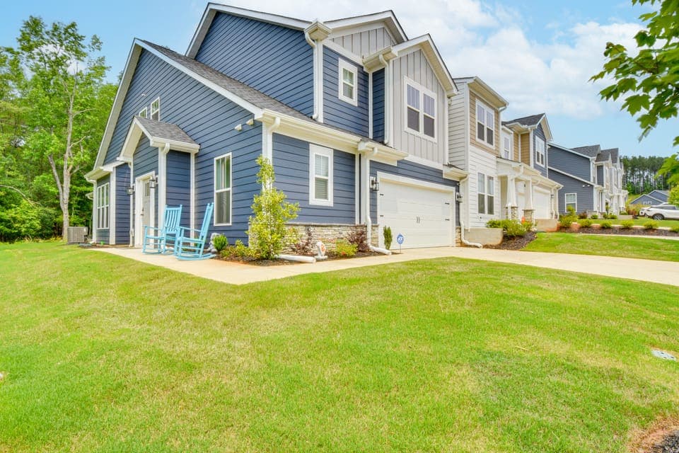 5 Mi to Memorial Stadium & Beach: Modern Townhome Apartment in Pickens County
