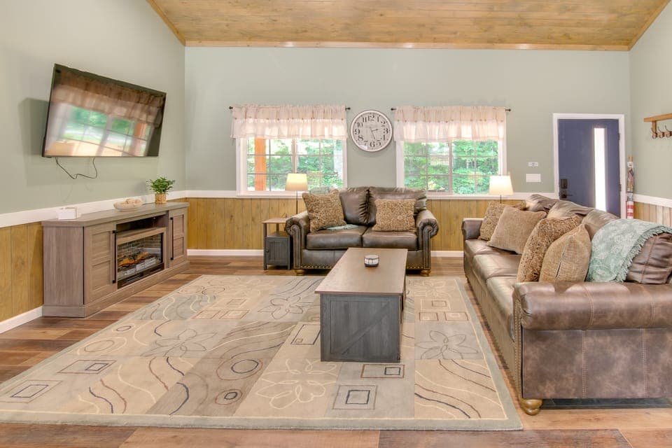 15 Mi to Pigeon River Rafting: Newly Built Cabin! House in Douglas Lake
