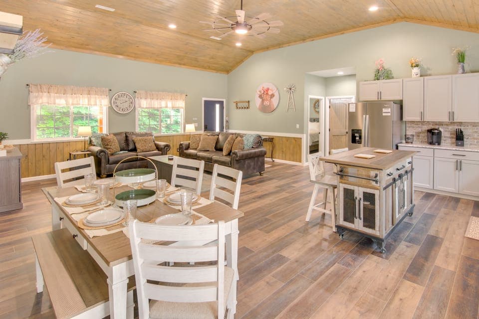 15 Mi to Pigeon River Rafting: Newly Built Cabin! House in Douglas Lake