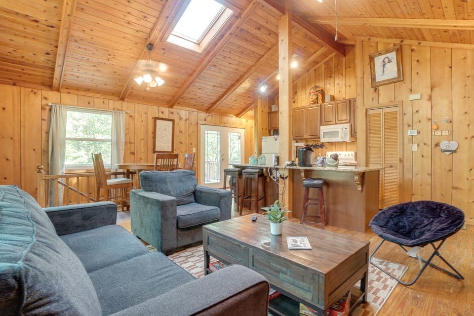 Private Hot Tub & Game Room: Cleveland Getaway House in White County