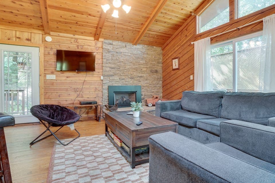 Private Hot Tub & Game Room: Cleveland Getaway House in White County