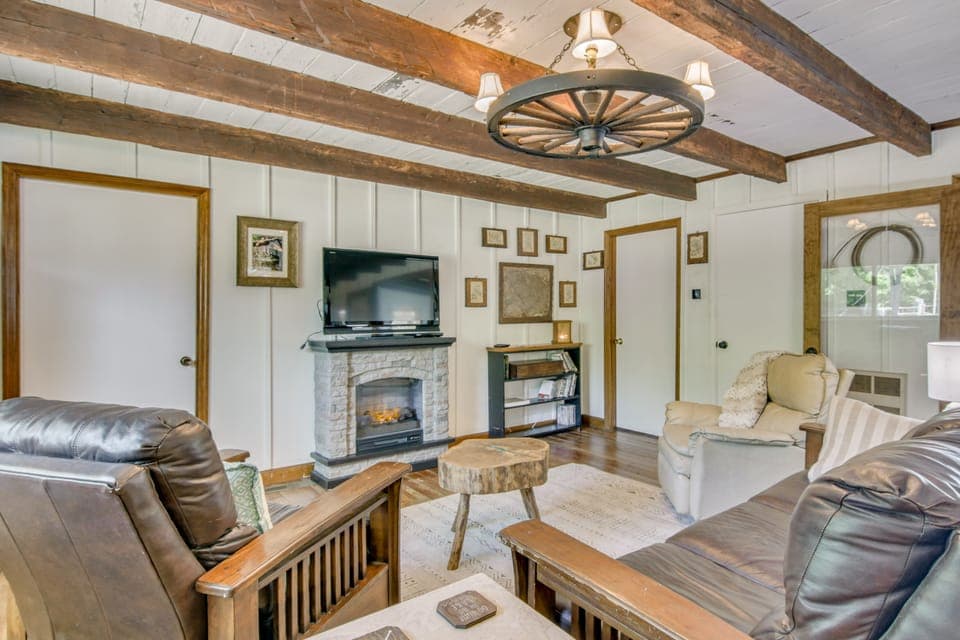 Lake Wateree Retreat: Dock & Screened Porch! Cottage in Lake Wateree