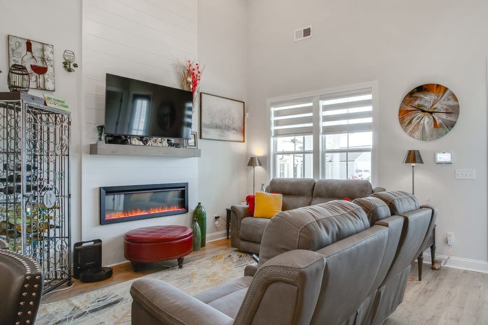 Walk to Marina: Lake Greenwood Retreat w/ Hot Tub Cottage in Lake Greenwood