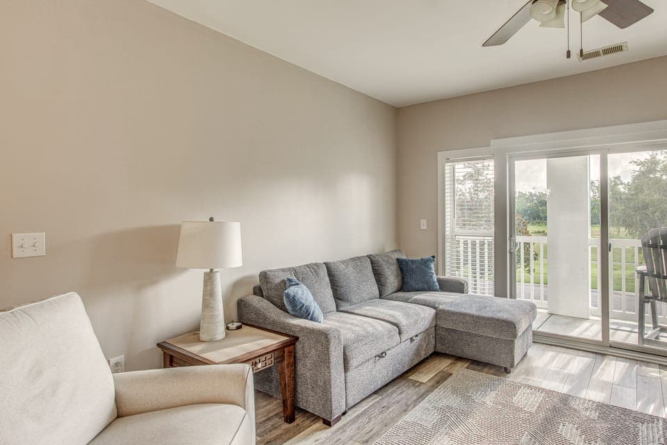 Tee Off & Unwind By Pool: Myrtle Beach Condo Apartment in Carolina Forest
