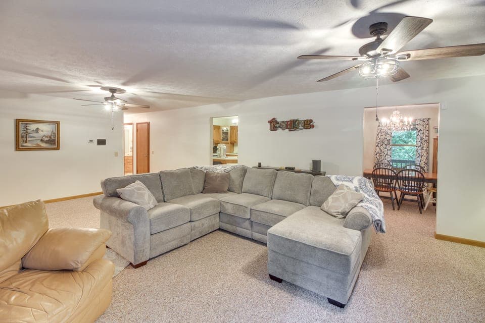 Family Home w/ Game Room! 1 Mi to Dale Hollow Lake House in Tennessee