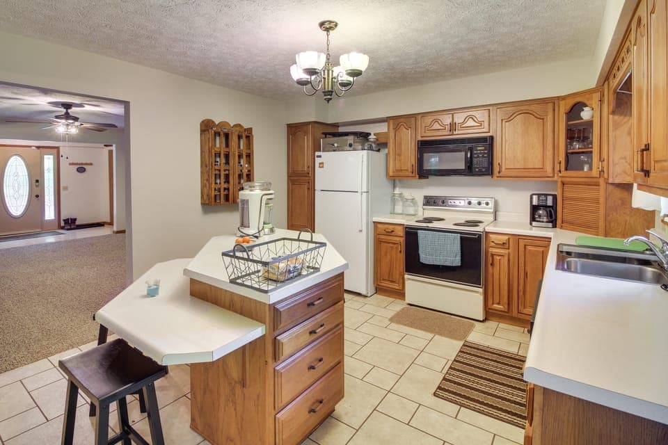 Family Home w/ Game Room! 1 Mi to Dale Hollow Lake House in Tennessee