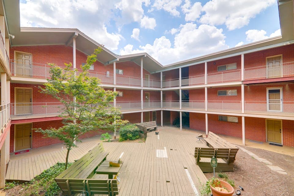 1 Mi to Dtwn & UGA: Condo w/ Pool in Athens! Apartment in Athens