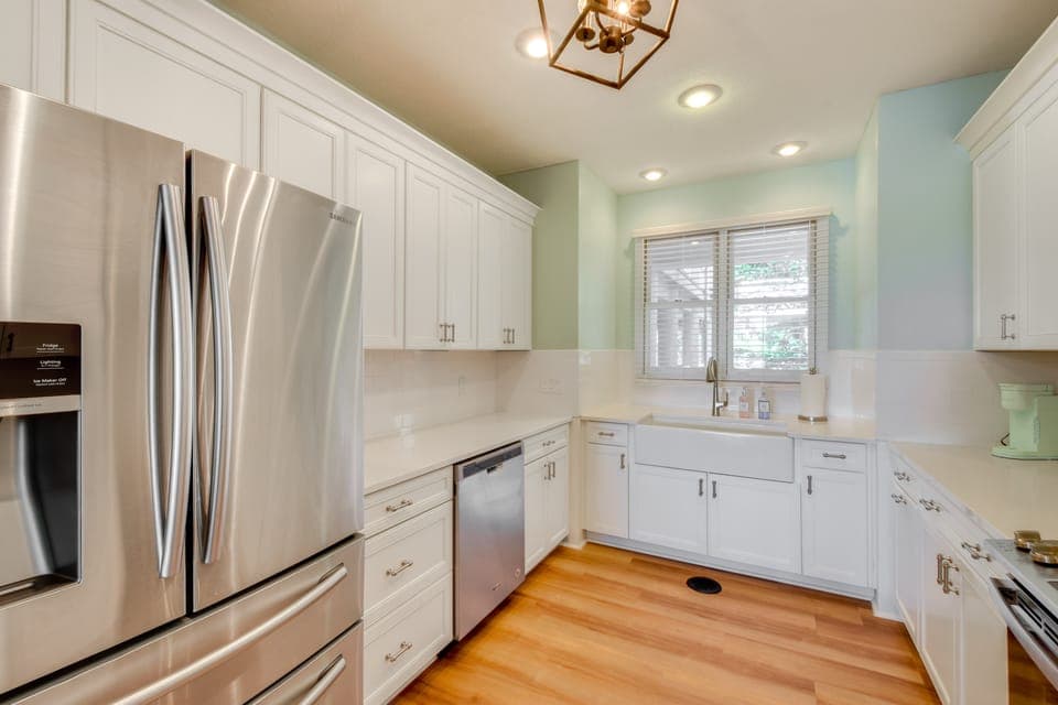 Clemson Game Retreat: Lakefront Keowee Key Condo Apartment in Lake Keowee