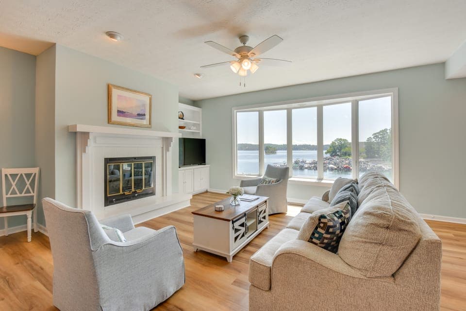 Clemson Game Retreat: Lakefront Keowee Key Condo Apartment in Lake Keowee
