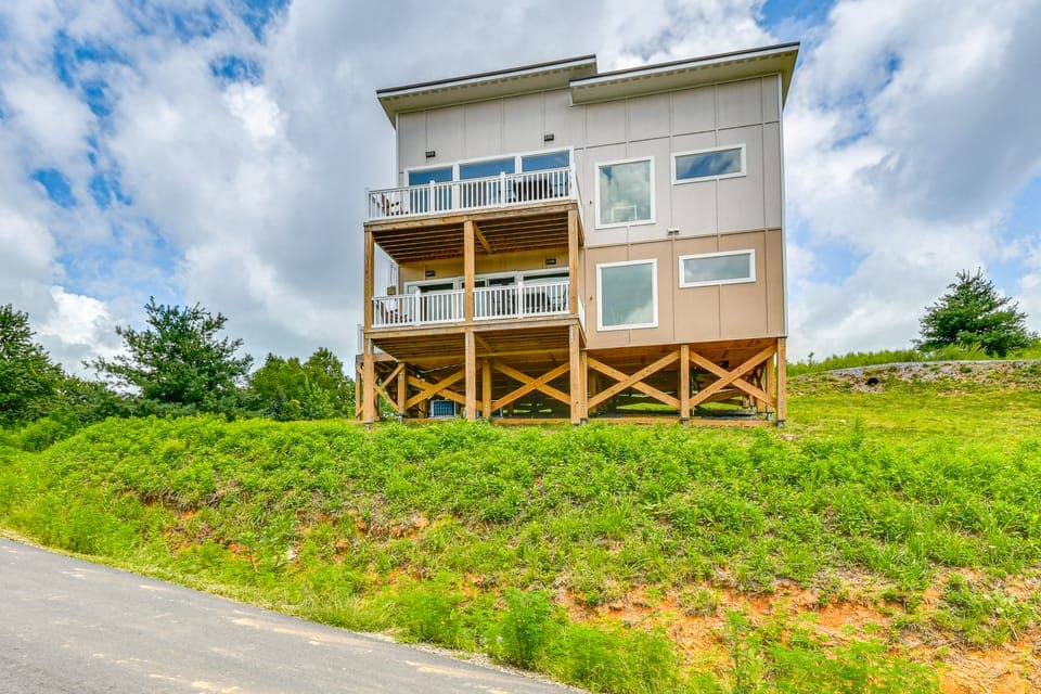 Smoky Mtn Getaway: Modern 2BR/2BA w/Stunning Views Apartment in Ivy Hill