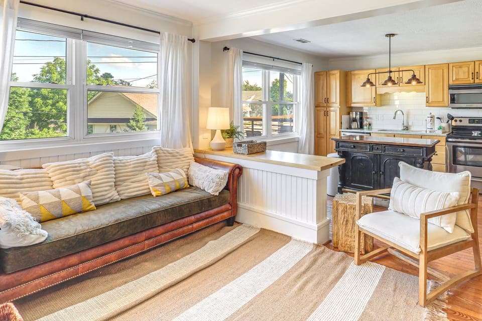Walk to Shops, Eats & Trails: Blowing Rock Escape! Apartment in Blowing Rock