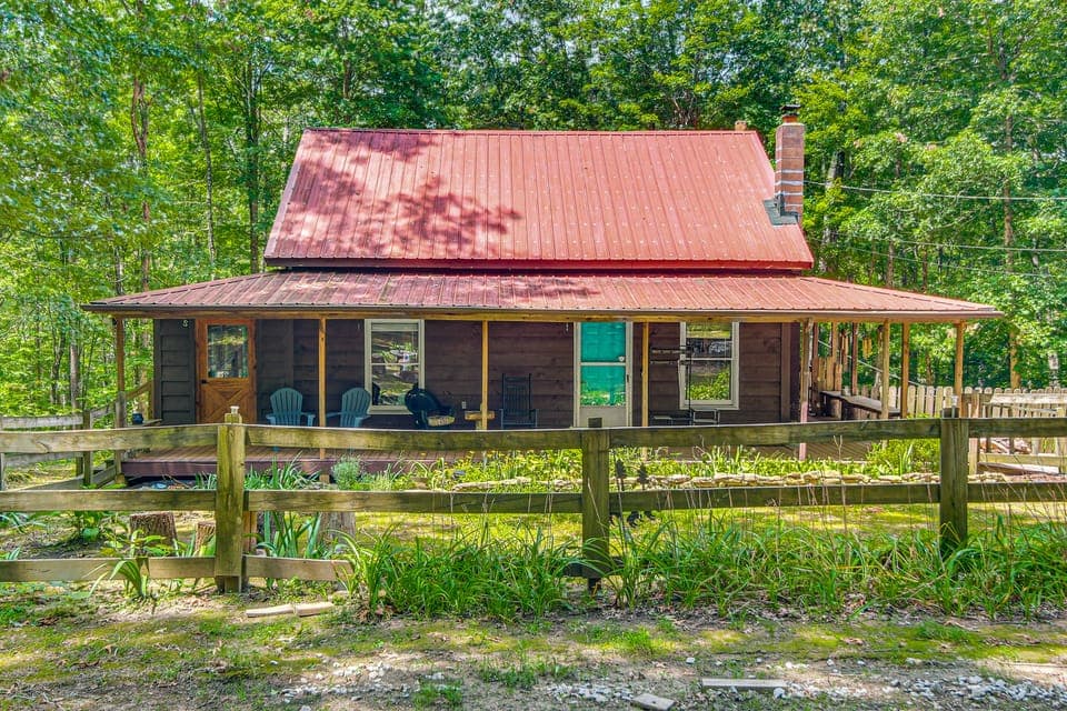 Sunroom, Grill & Wraparound Porch: Jamestown Home House in Tennessee