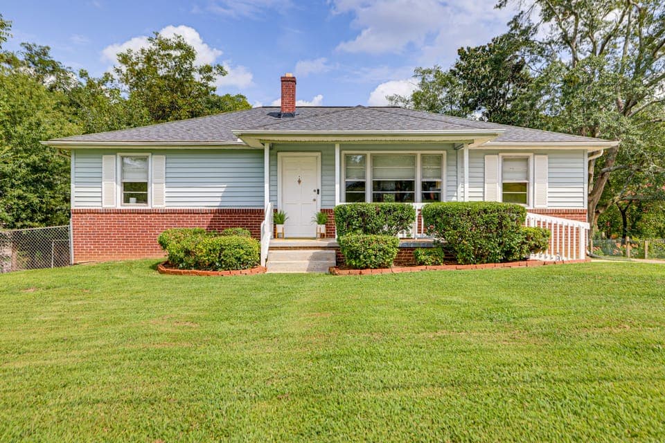 Families Welcome, Fenced Yard: Inviting Greer Home House in Greer