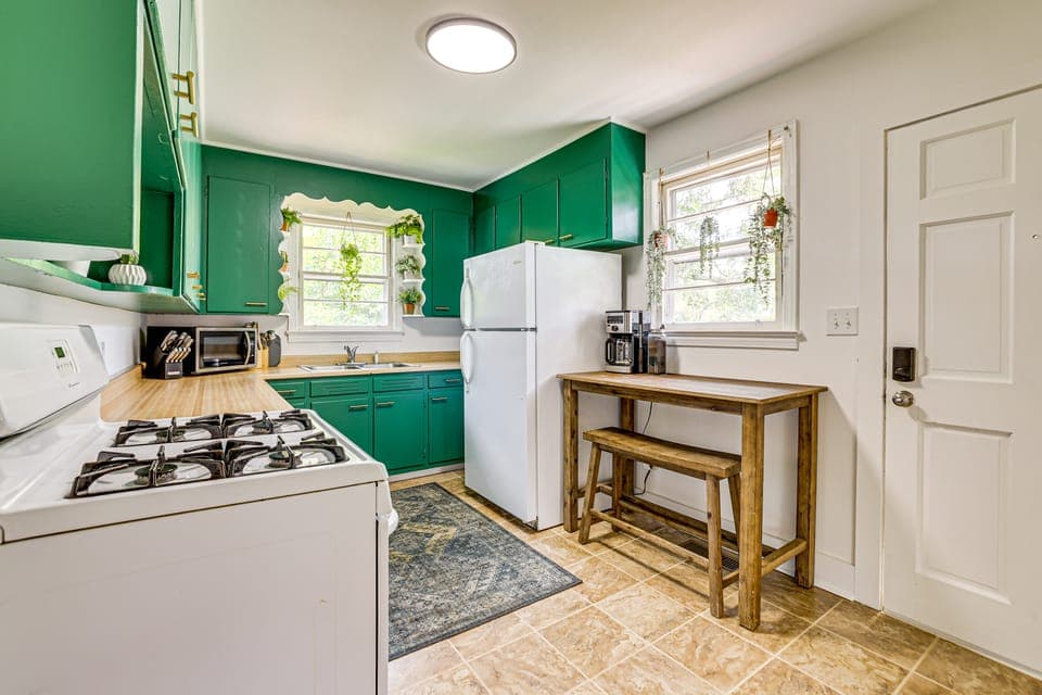 Families Welcome, Fenced Yard: Inviting Greer Home House in Greer