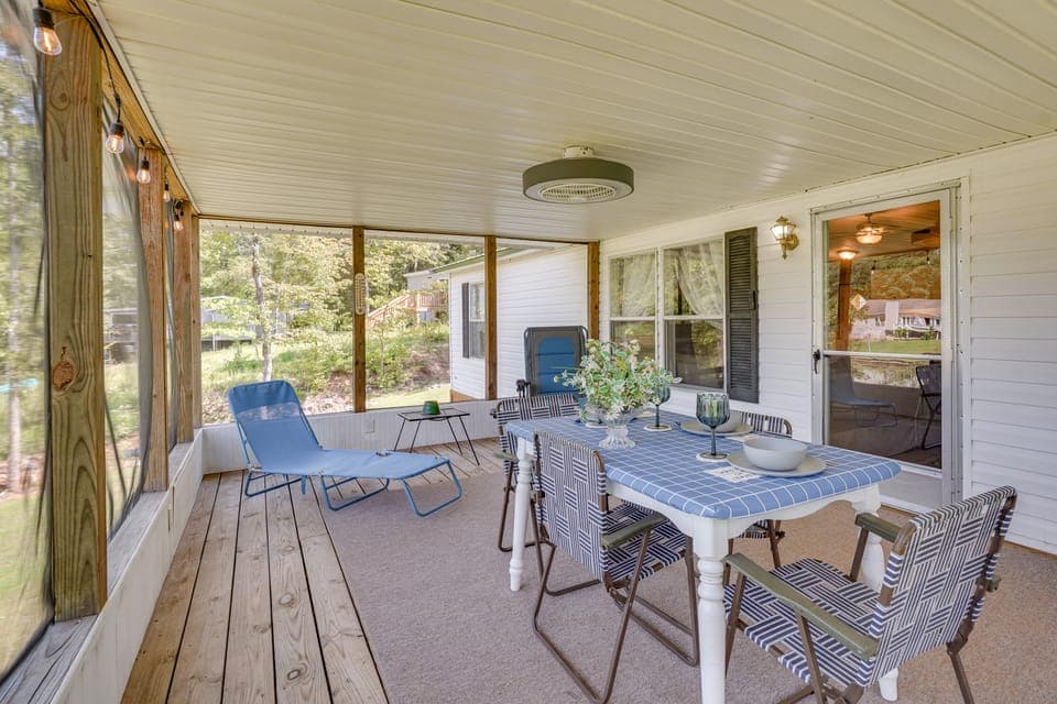 Lake Sinclair Escape: Screened Porch, Modern Style House in Lake Sinclair