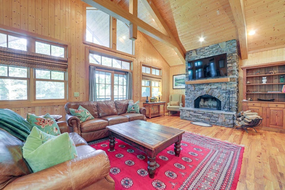 Scenic Mtn & Fairway Views: Cozy Cashiers Getaway House in Lake Glenville