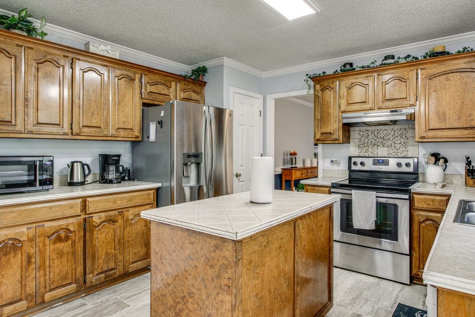 3 Mi to Marina: Quiet Getaway w/ Deck in Lexington House in South Carolina