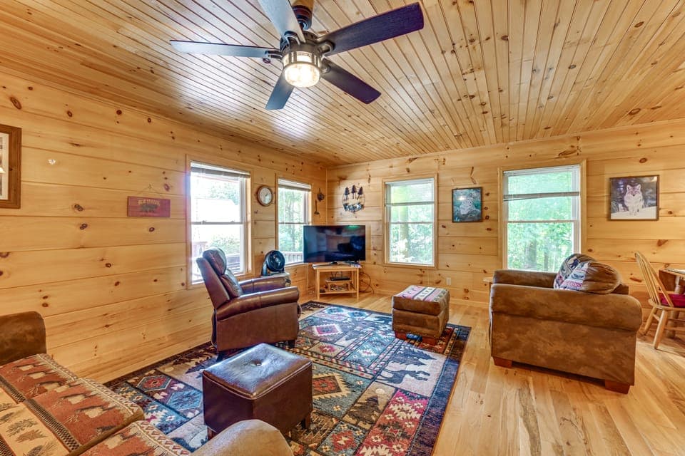 3 Mi to Dale Hollow Lake: Wooded Retreat w/ Decks! House in Tennessee