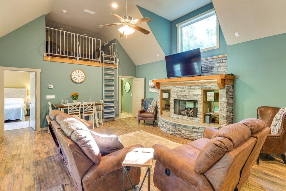 'Tookies Retreat' Walk to Mairina! Home w/ Hot Tub House in Center Hill Lake
