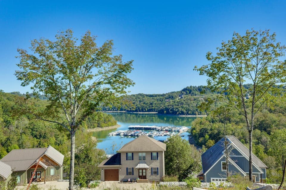 'Tookies Retreat' Walk to Mairina! Home w/ Hot Tub House in Center Hill Lake