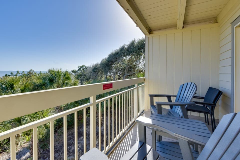 Oceanfront Condo! Breakers 210 w/ Sunrise Views Apartment in Coligny Beach