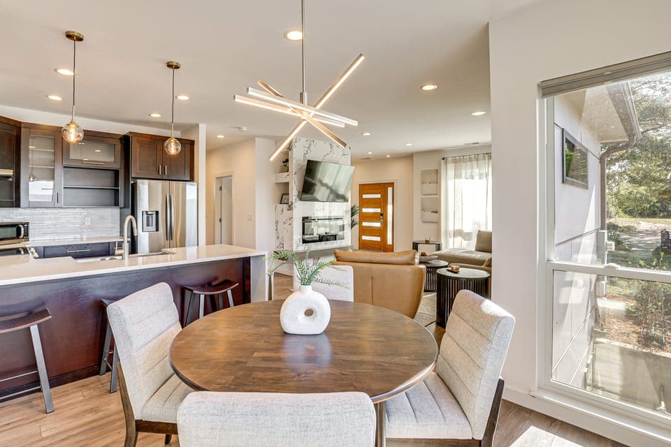 4 Mi to Dtwn Greenville: Group-Ready Home w/ Yard House in South Carolina