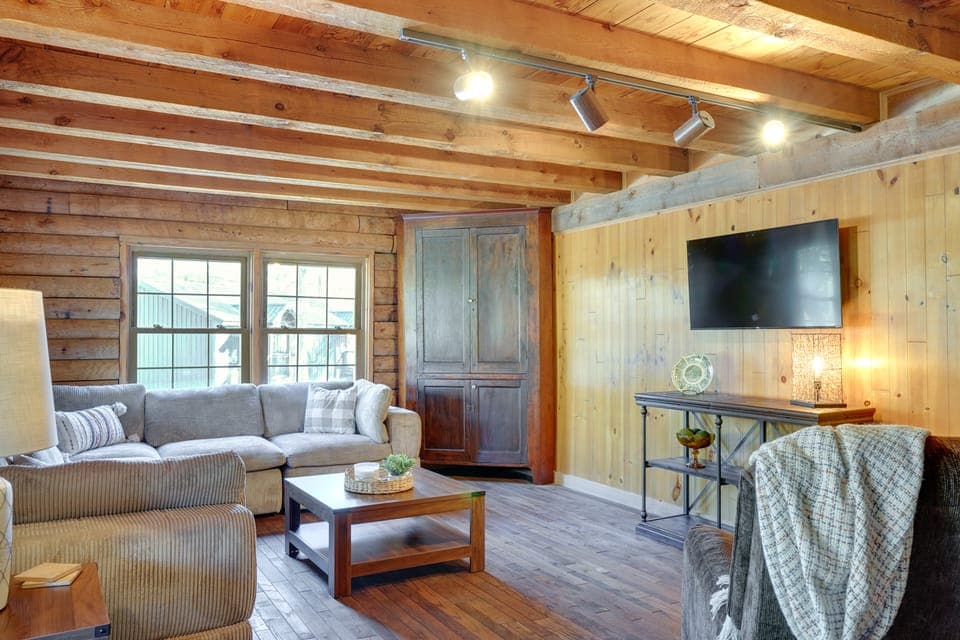 Kentucky Lake Access! Family Log Cabin w/ Deck House in Lake Barkley