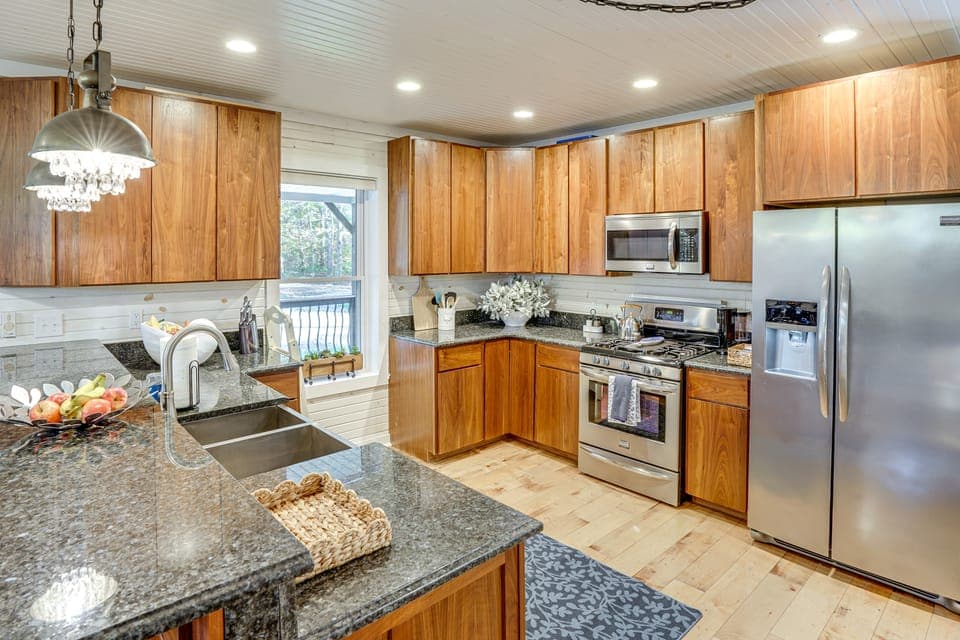 Walk to Marina & Beach: Charming Home in Hardin House in Lake Barkley