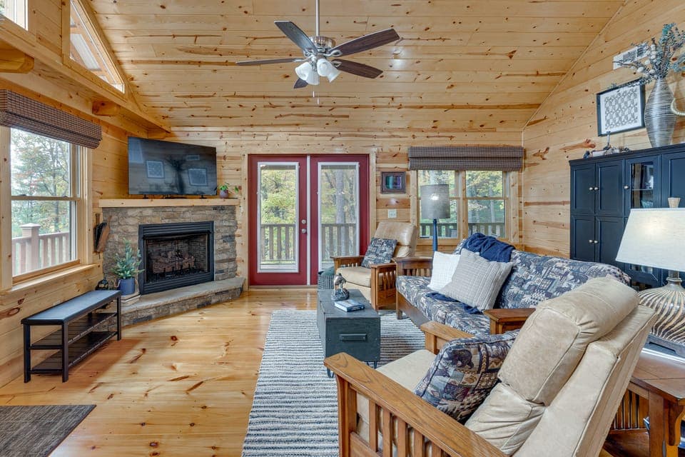 Mount Haven Retreat w/ Rafting, Tubing & Hiking! House in Tennessee