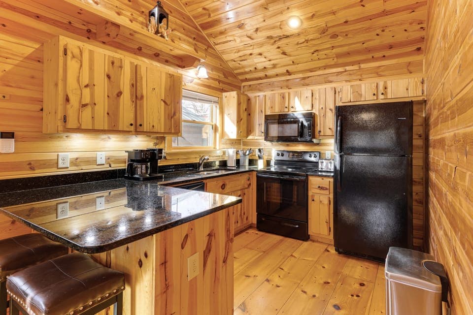 Fish & Hike: Wooded ‘Circle P Cabin’ in Murphy House in Tennessee