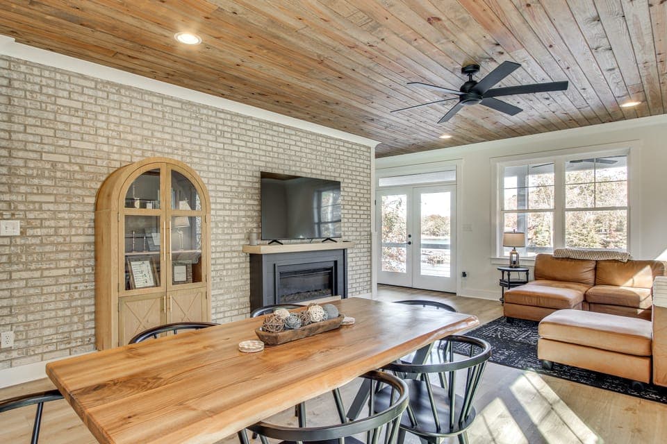Unplugged Getaway on Lake Secession! Home w/ Dock House in South Carolina