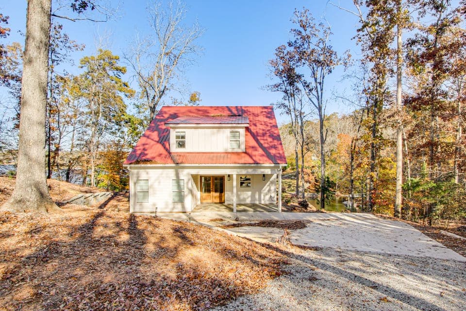 Unplugged Getaway on Lake Secession! Home w/ Dock House in South Carolina