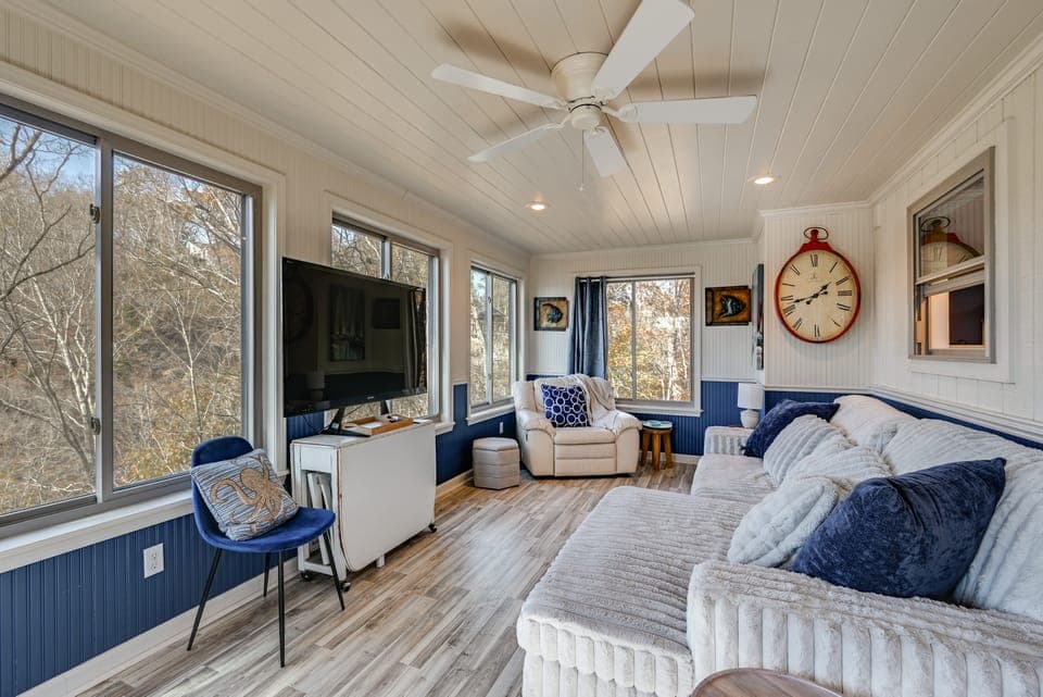 A Hidden Gem! Couple’s Escape w/ Dale Hollow Views House in Tennessee