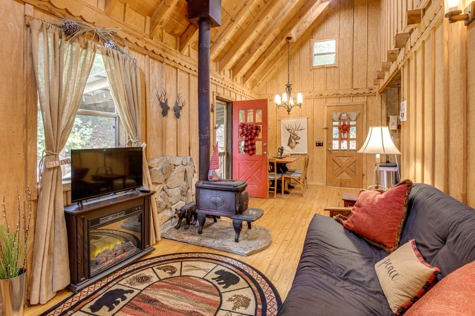 Hike & Fish: Wooded Cabin Near Downtown Helen House in White County