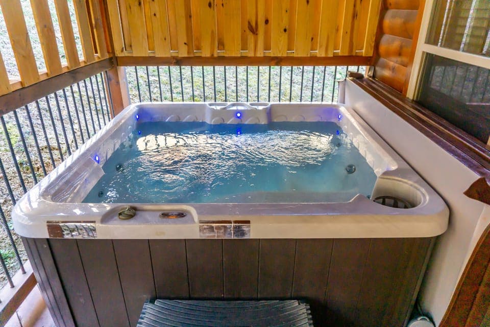 1 Mi to Parkway! Hot Tub Hideaway in Pigeon Forge House in Pigeon Forge