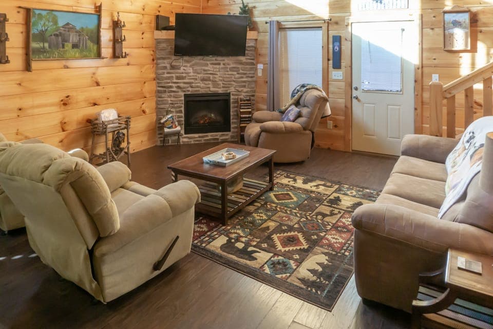 1 Mi to Parkway! Hot Tub Hideaway in Pigeon Forge House in Pigeon Forge