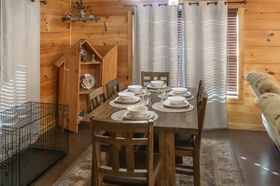 1 Mi to Parkway! Hot Tub Hideaway in Pigeon Forge House in Pigeon Forge