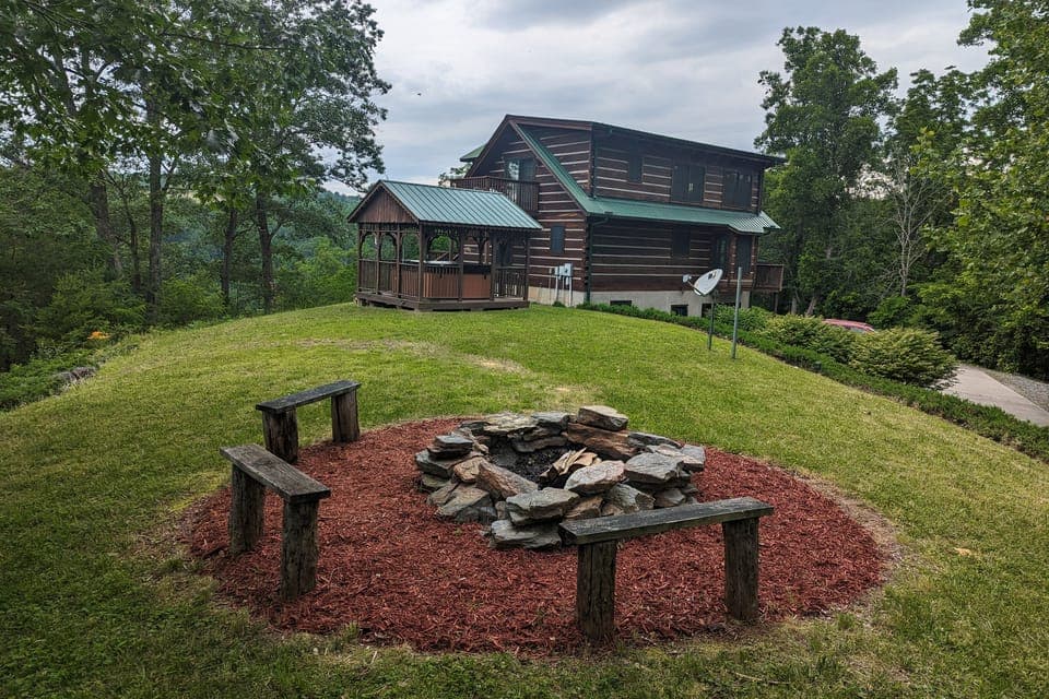 Hot Tub & River Views: 'Doolittle Mountain Cabin' House in Buncombe County