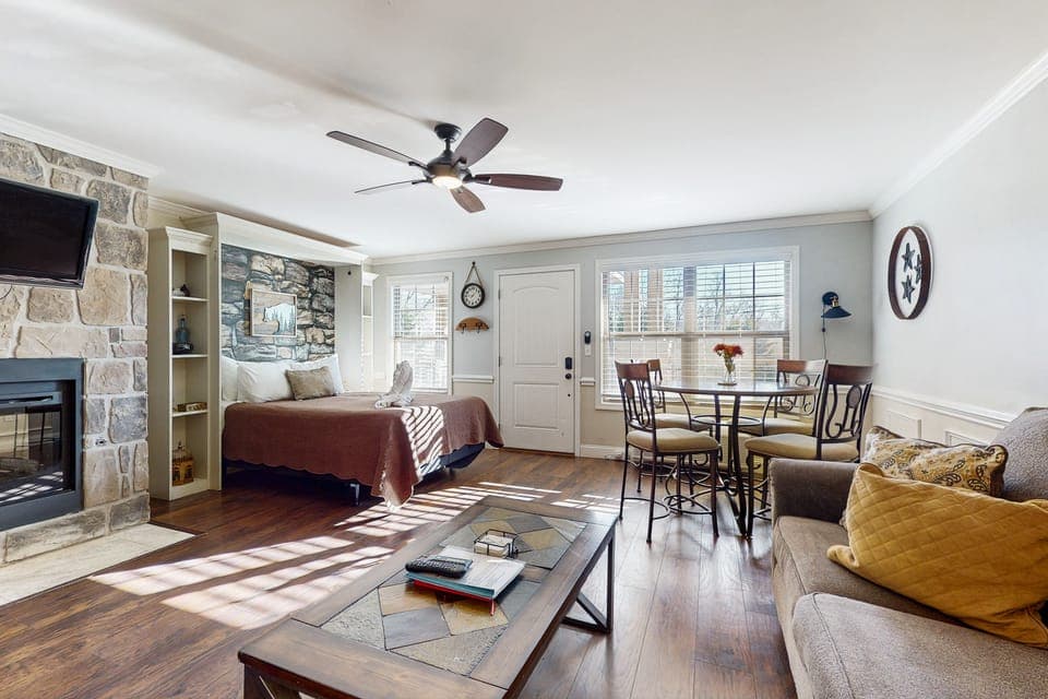 Pool + Riverfront! Couples Retreat in Smoky Mtns Apartment in Sevier County