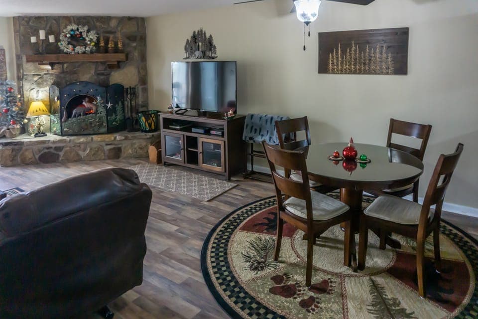1 Mi to Dtwn Pigeon Forge! Mtn-View Gem w/ Balcony Apartment in Pigeon Forge