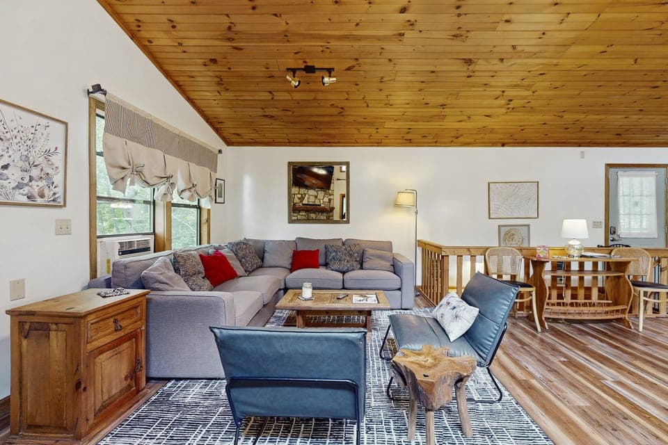 Mtn-View Deck! Maggie Valley Cabin, 8 Mi to Skiing House in Ivy Hill