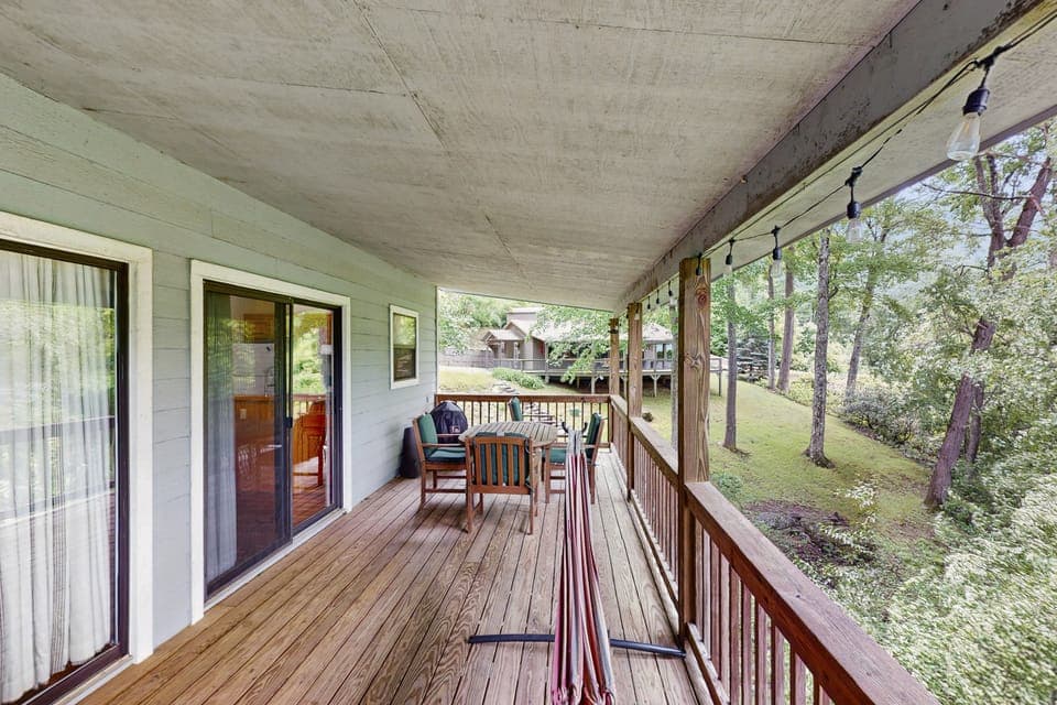 Mtn-View Deck! Maggie Valley Cabin, 8 Mi to Skiing House in Ivy Hill
