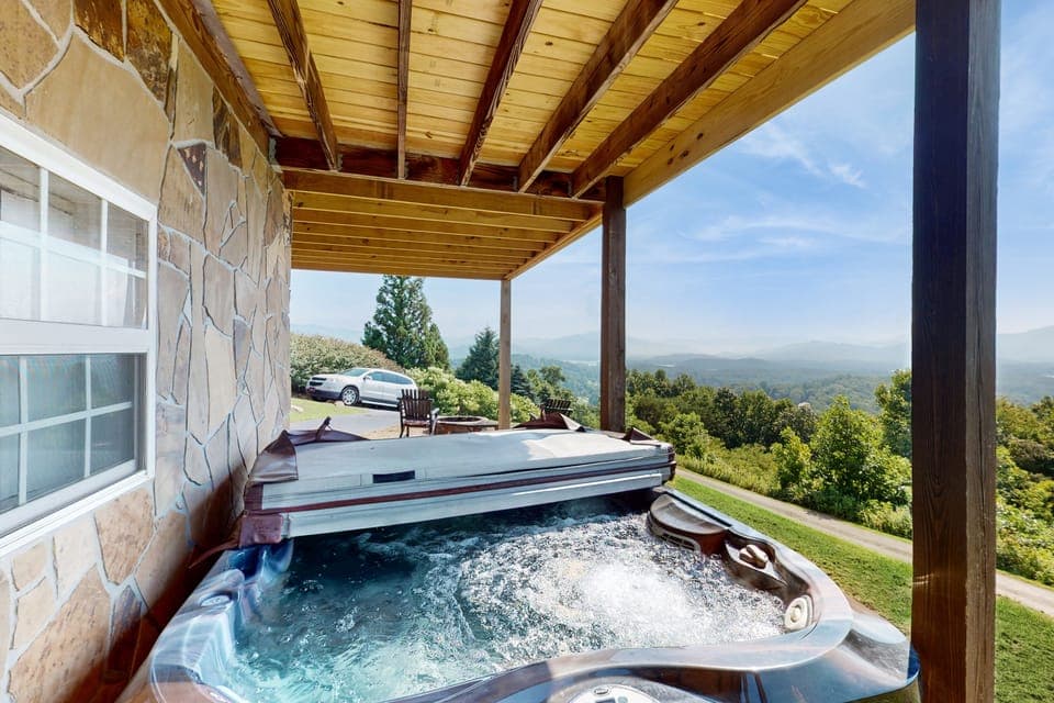 Hot Tub & Stunning Views! Hayesville Retreat House in Tennessee