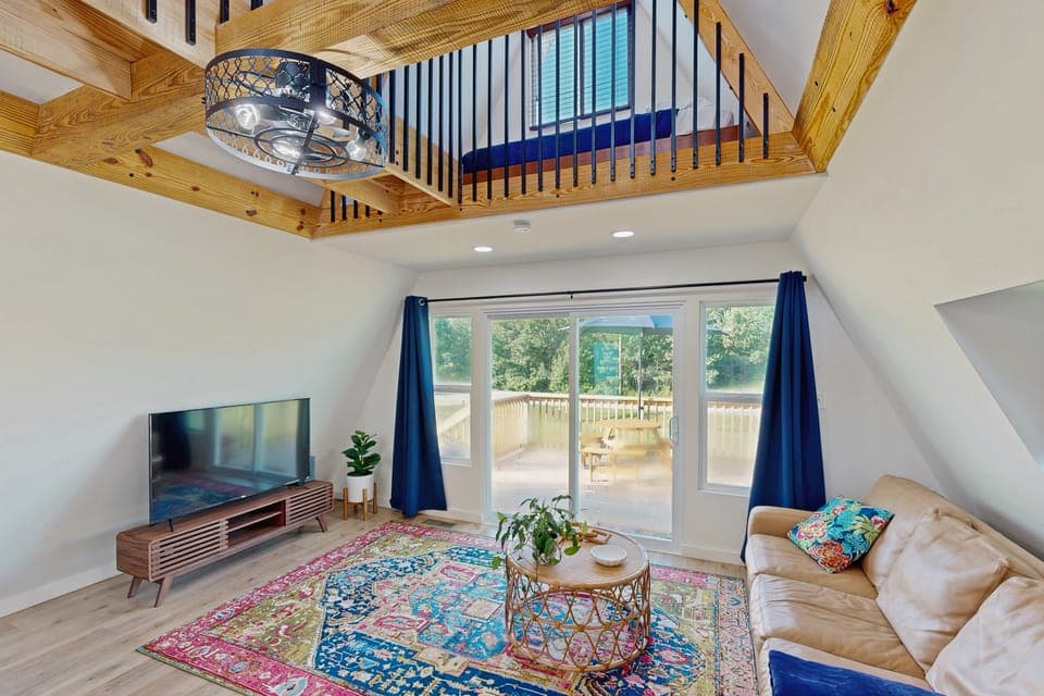 3 Mi to Lake Murray: Dog-Friendly Cabin w/ Deck Apartment in Lake Murray