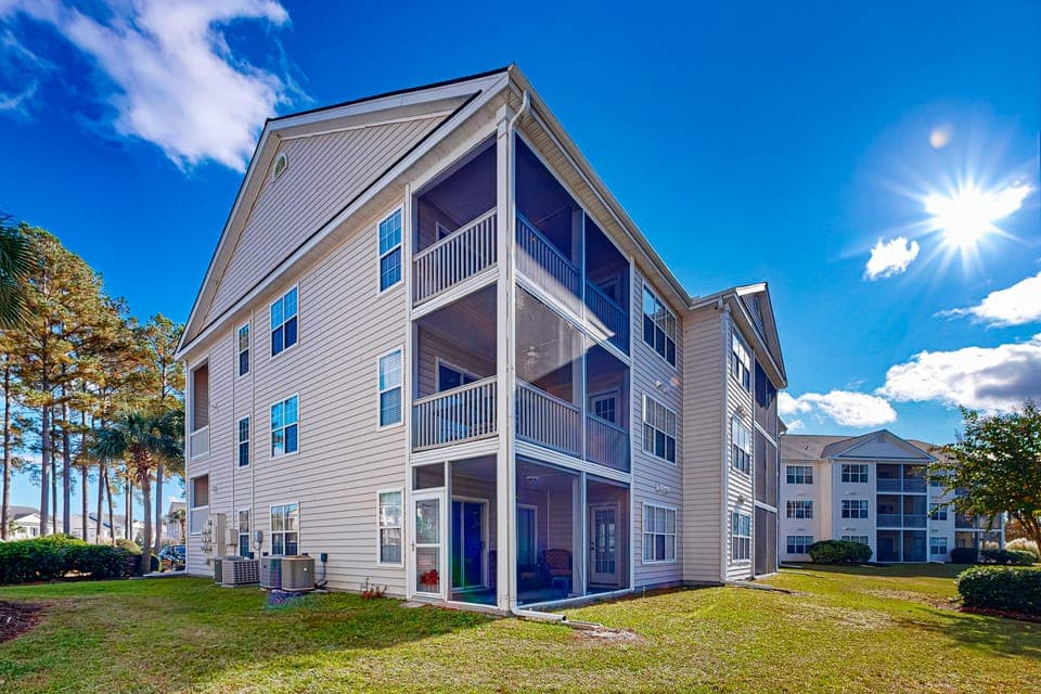 Golf Course Views & Pool: Myrtle Beach Retreat Apartment in Carolina Forest