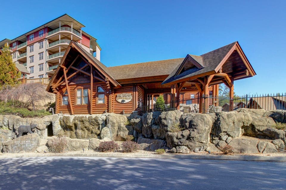 Near Dtwn! Multi-Level Pigeon Forge Cabin w/ Pool House in Pigeon Forge