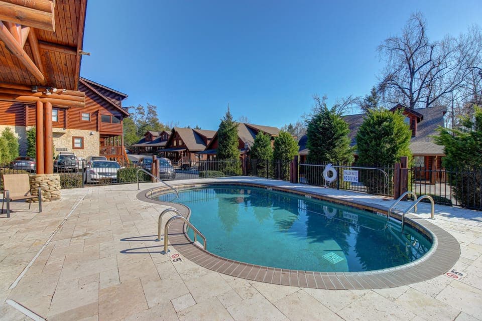 Near Dtwn! Multi-Level Pigeon Forge Cabin w/ Pool House in Pigeon Forge