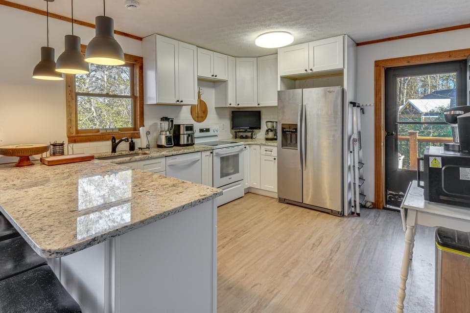 Private Lakefront Home w/ Views & Dock in Hartwell House in Reed Creek