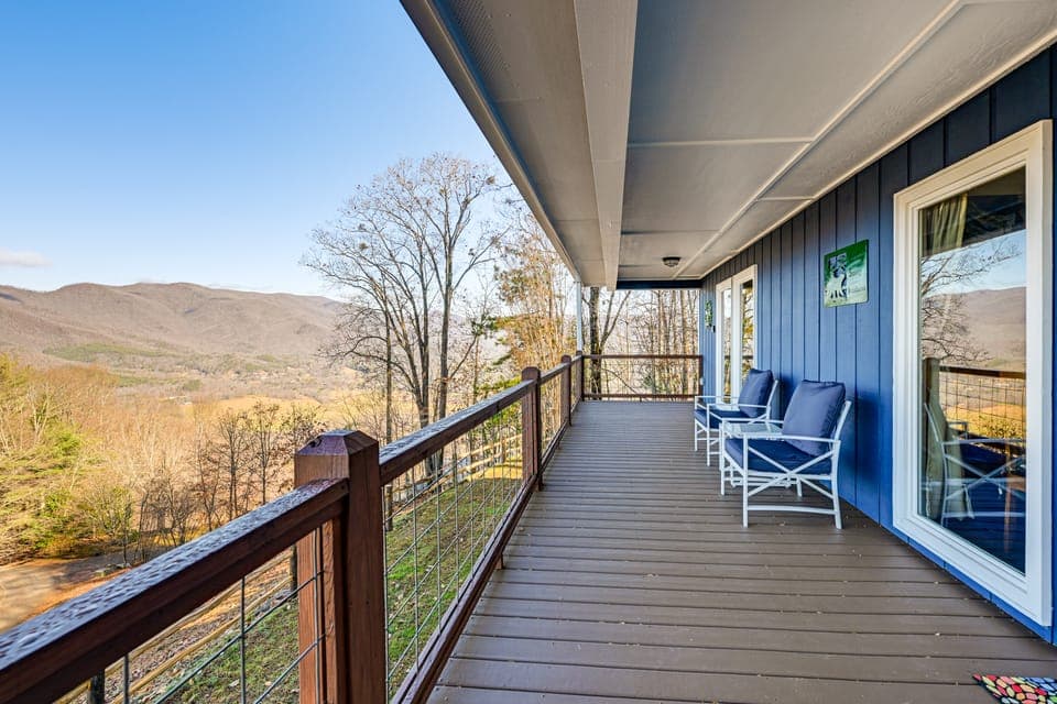 6 Mi to Chatuge Lake: Spacious Cabin w/ Mtn Views! House in Shooting Creek