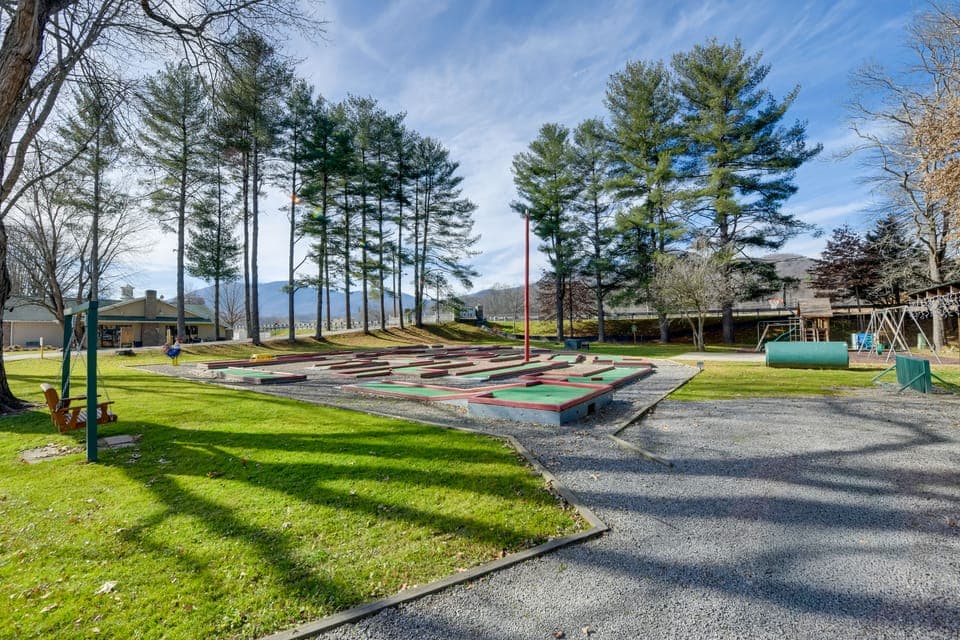 Near Trails & Slopes! Relaxed Waynesville Retreat House in Tennessee